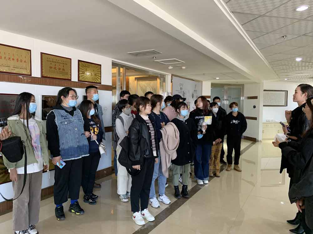 欢迎内蒙古师范大学工艺美术系学生来我司参观学习