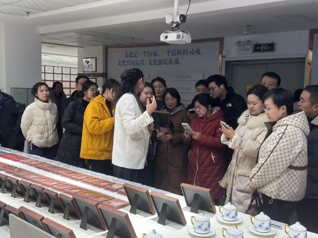 参观接待乌拉特前旗组织部一行莅临荣朝参观调研